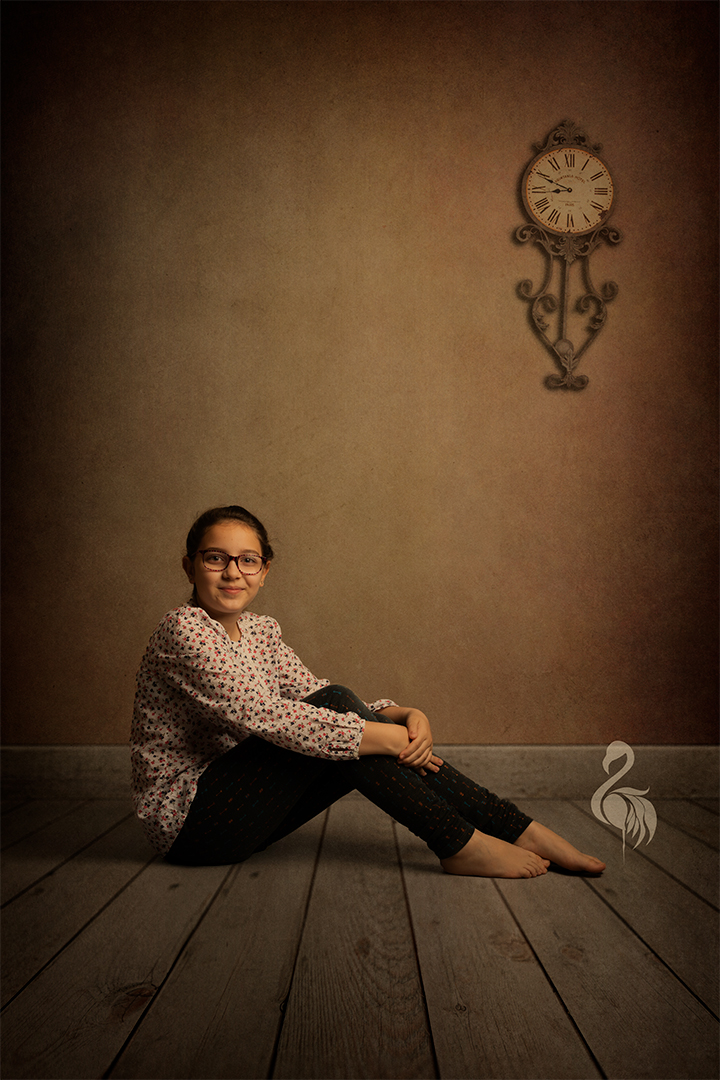 Niña sonriendo durante una sesión de fotografía infantil en Huelva