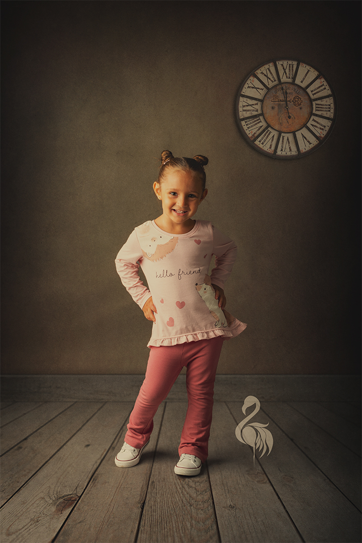 Niña sonriendo durante una sesión de fotografía infantil en Huelva