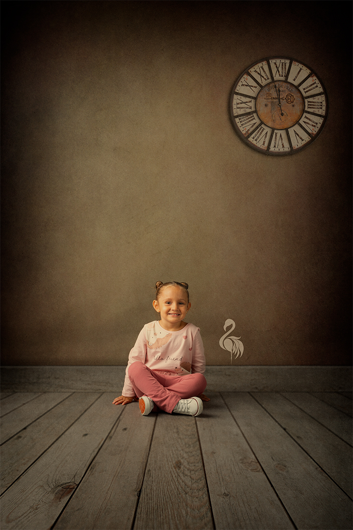 Niña sonriendo durante una sesión de fotografía infantil en Huelva